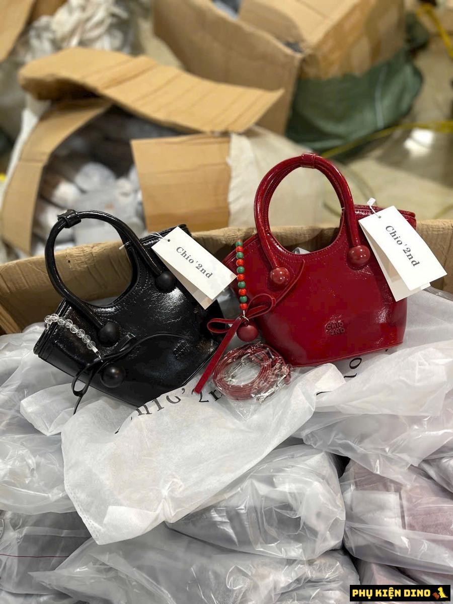 Túi Chio Quai Giỏ 4 Màu Đỏ Kem Đen Bạc Kèm Trái Châu 9 Túi Chio 2 Quai Màu Đỏ Và Đen Kèm Trái Châu