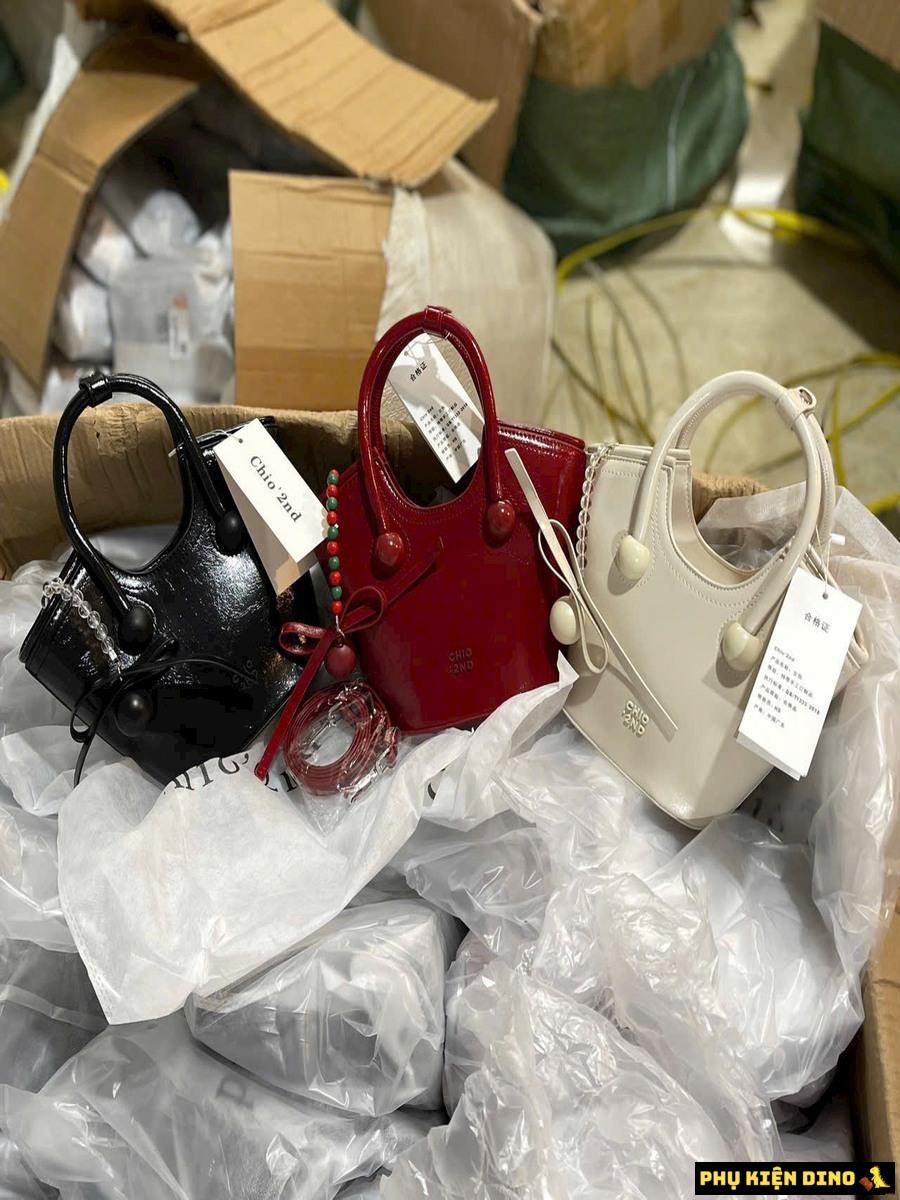 Túi Chio Quai Giỏ 4 Màu Đỏ Kem Đen Bạc Kèm Trái Châu 4 Túi Chio Quai Giỏ 4 Màu Đỏ Kem Đen Bạc