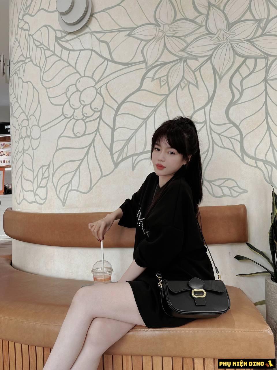 Túi CNK Dáng Ngang Hai Dây Đeo Size 22 Màu Đen 2 Túi CNK Dáng Ngang Hai Dây Đeo Màu Đen