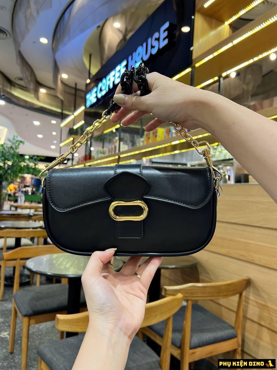 Túi CNK Dáng Ngang Hai Dây Đeo Size 22 Màu Đen 1 Túi CNK Màu Đen Khóa Vàng
