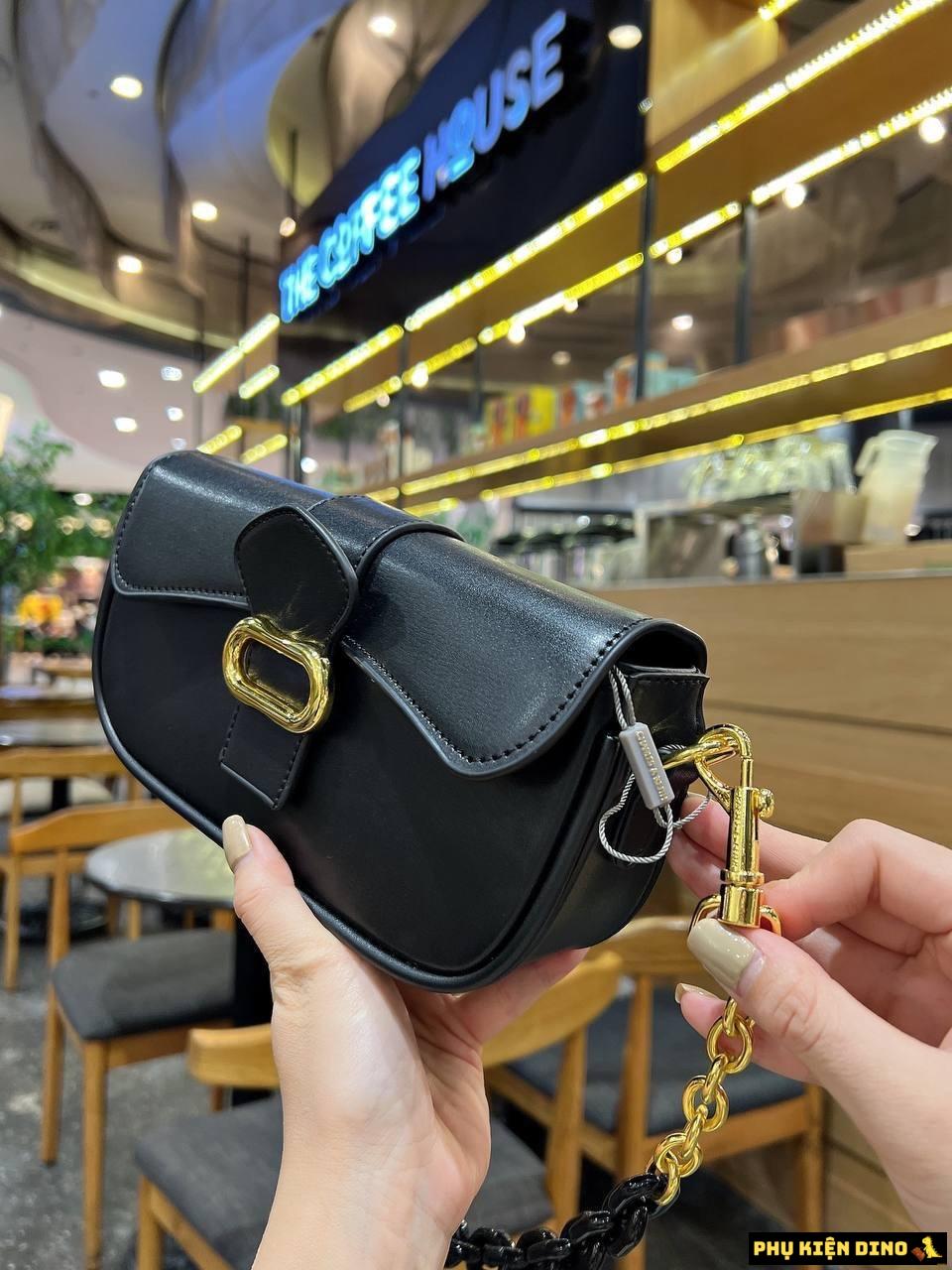 Túi CNK Dáng Ngang Hai Dây Đeo Size 22 Màu Đen 5 Túi CNK Màu Đen Size 22 Khóa Vàng Dây Đen Vàng