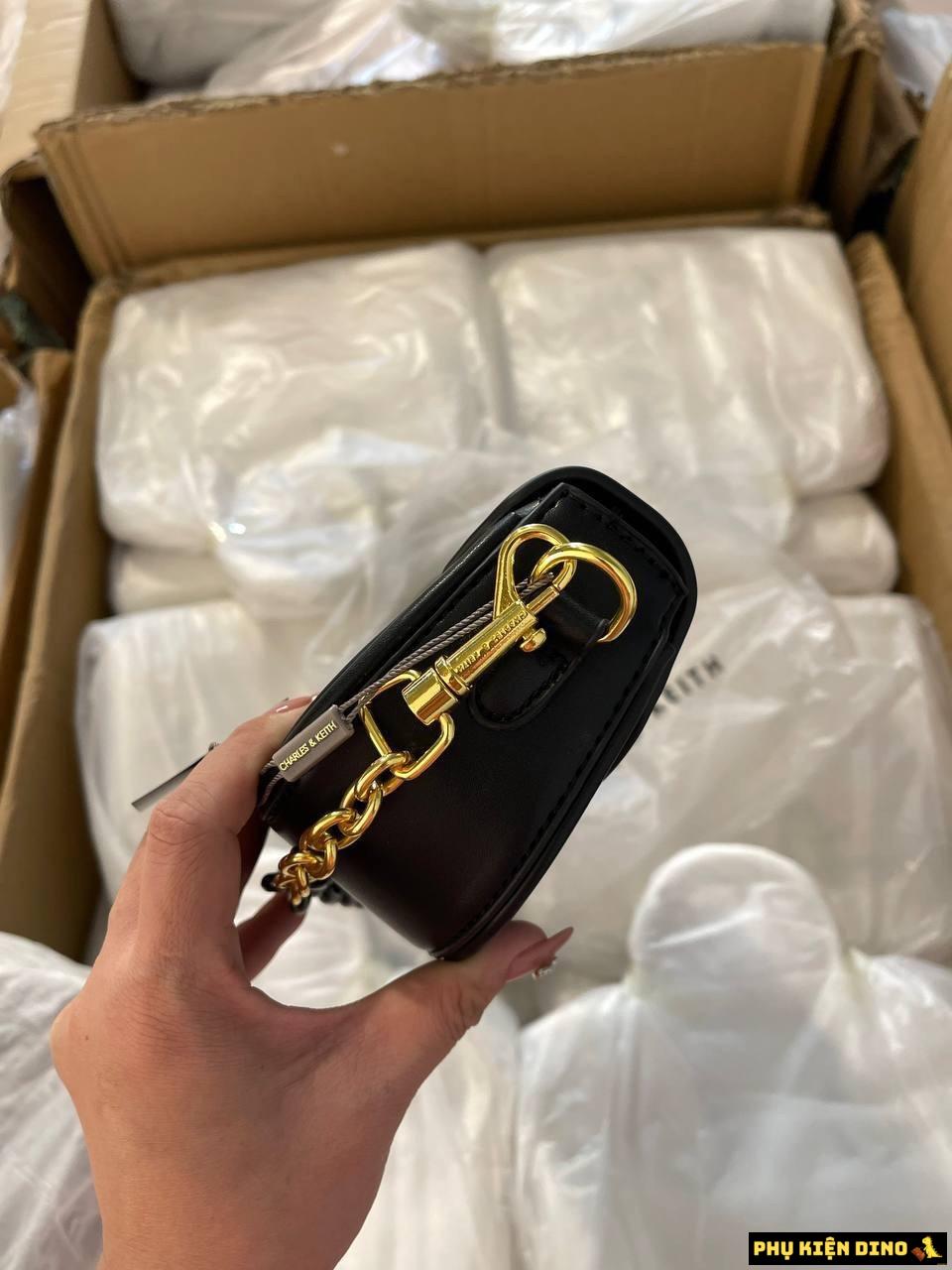 Túi CNK Dáng Ngang Hai Dây Đeo Size 22 Màu Đen 3 Túi CNK Size 22 FollowDaki Chain Strap Curved Shoulder Bag