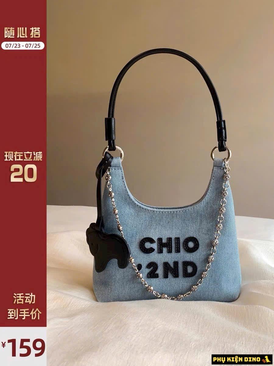 Túi Đeo Vai Chio 2nd Denim Chữ Đen Kèm Gấu 1 Túi Đeo Vai Chio 2nd Denim Chữ Đen Kèm Gấu