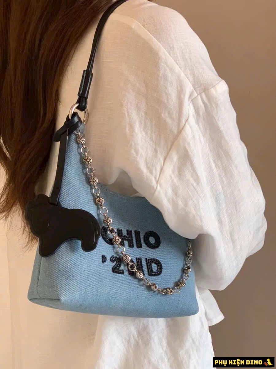 Túi Đeo Vai Chio 2nd Denim Chữ Đen Kèm Gấu 3 Túi Kẹp nách Chio Denim Chữ Đen