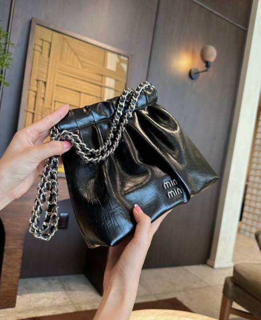 Túi Miu Miu Black Khóa Bấm Size 24