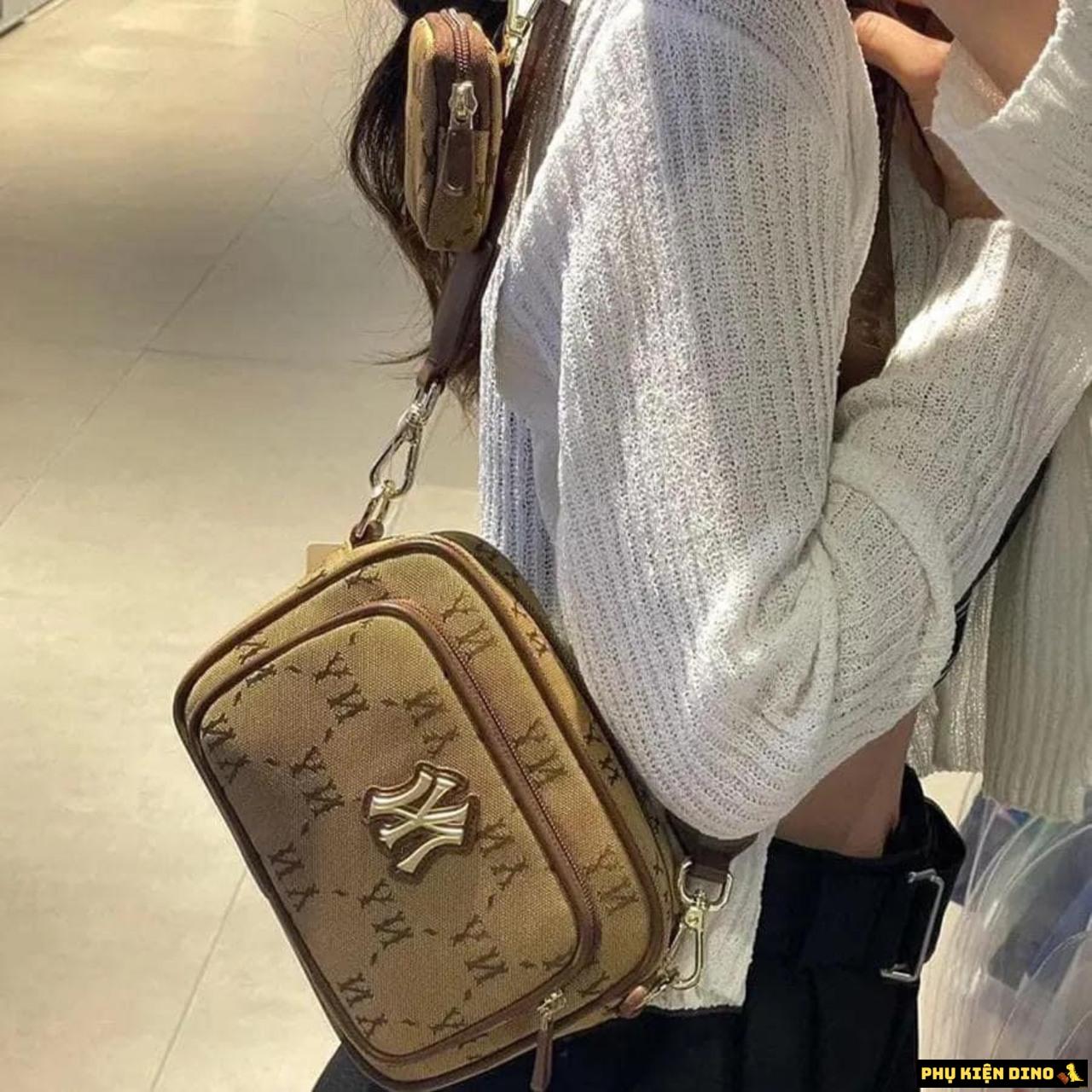 Túi MLB Dia Mono Camera Bag New York Yankees Beige Brown Pink 5 Túi MLB Korea Dia Mono Camera Bag New York Yankees Brown