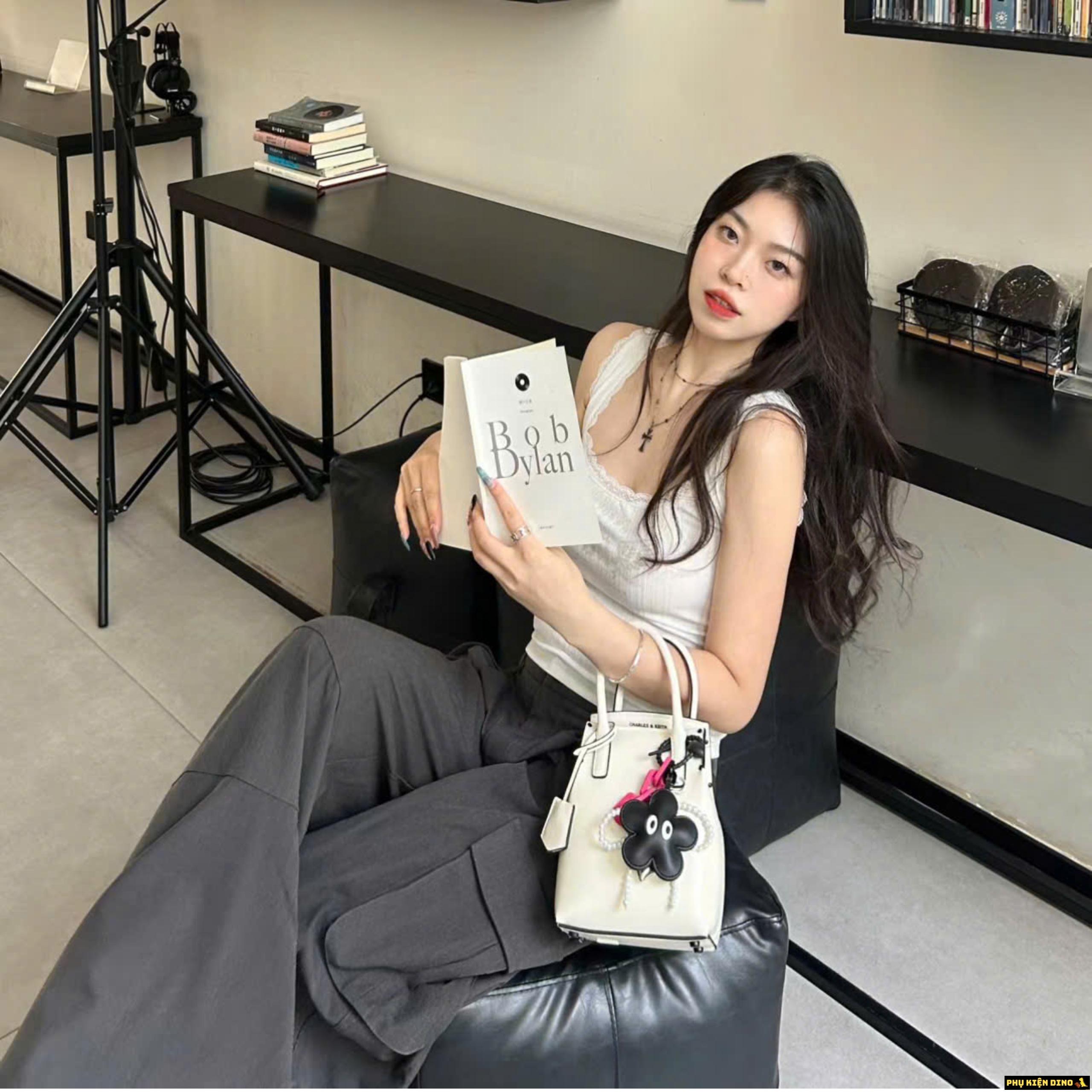 Túi Đeo Chéo Chữ Nhật CNK Rene Elongated Trắng Đen Bạc 7 Túi đeo chéo chữ nhật CNK Rene Elongated Trắng