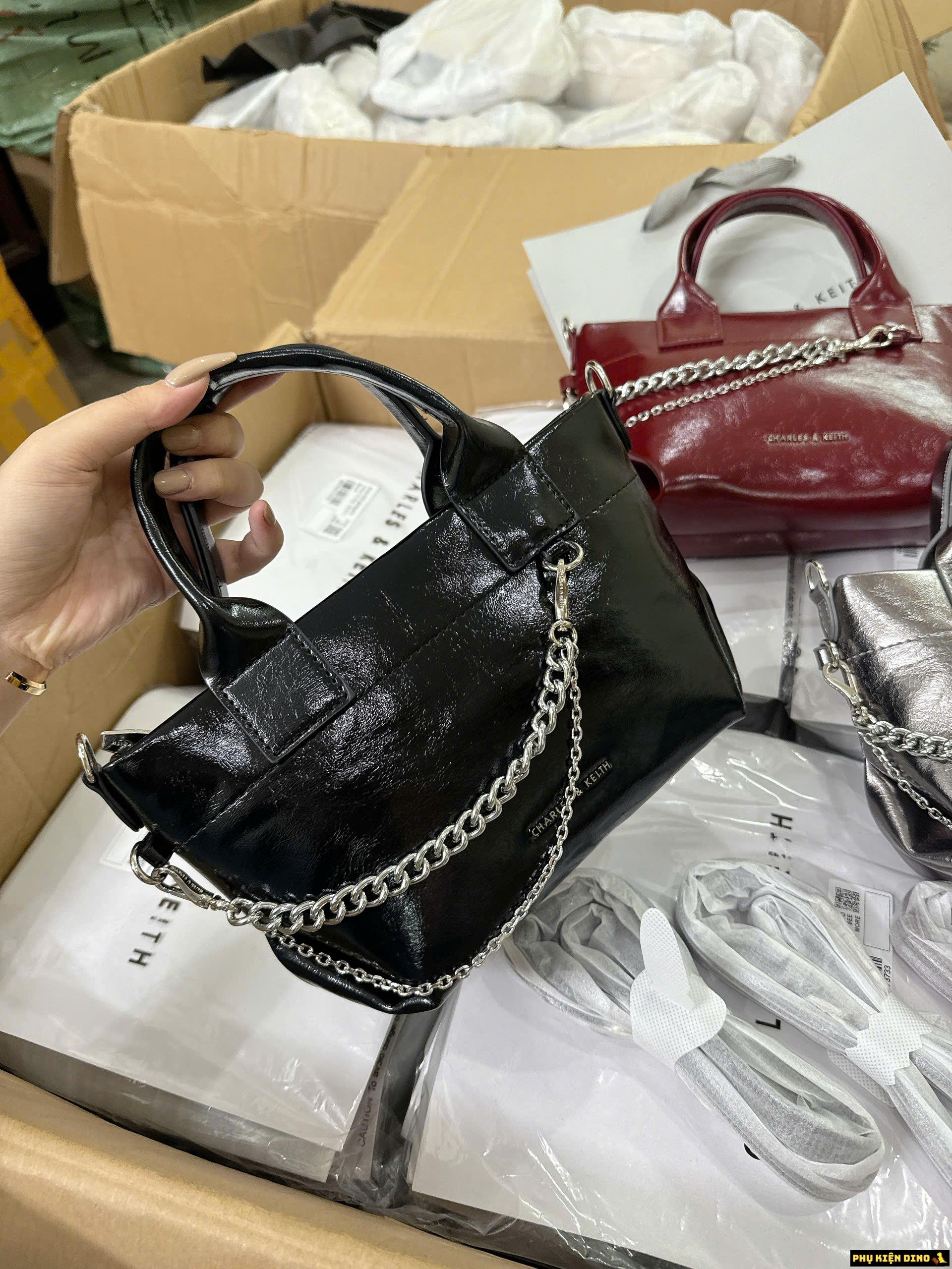 Túi CNK Atwood Crinkle Effect Chain Embellished Tote Bag 4 Túi CNK Atwood Crinkle-Effect Chain-Embellished Tote Bag Noir