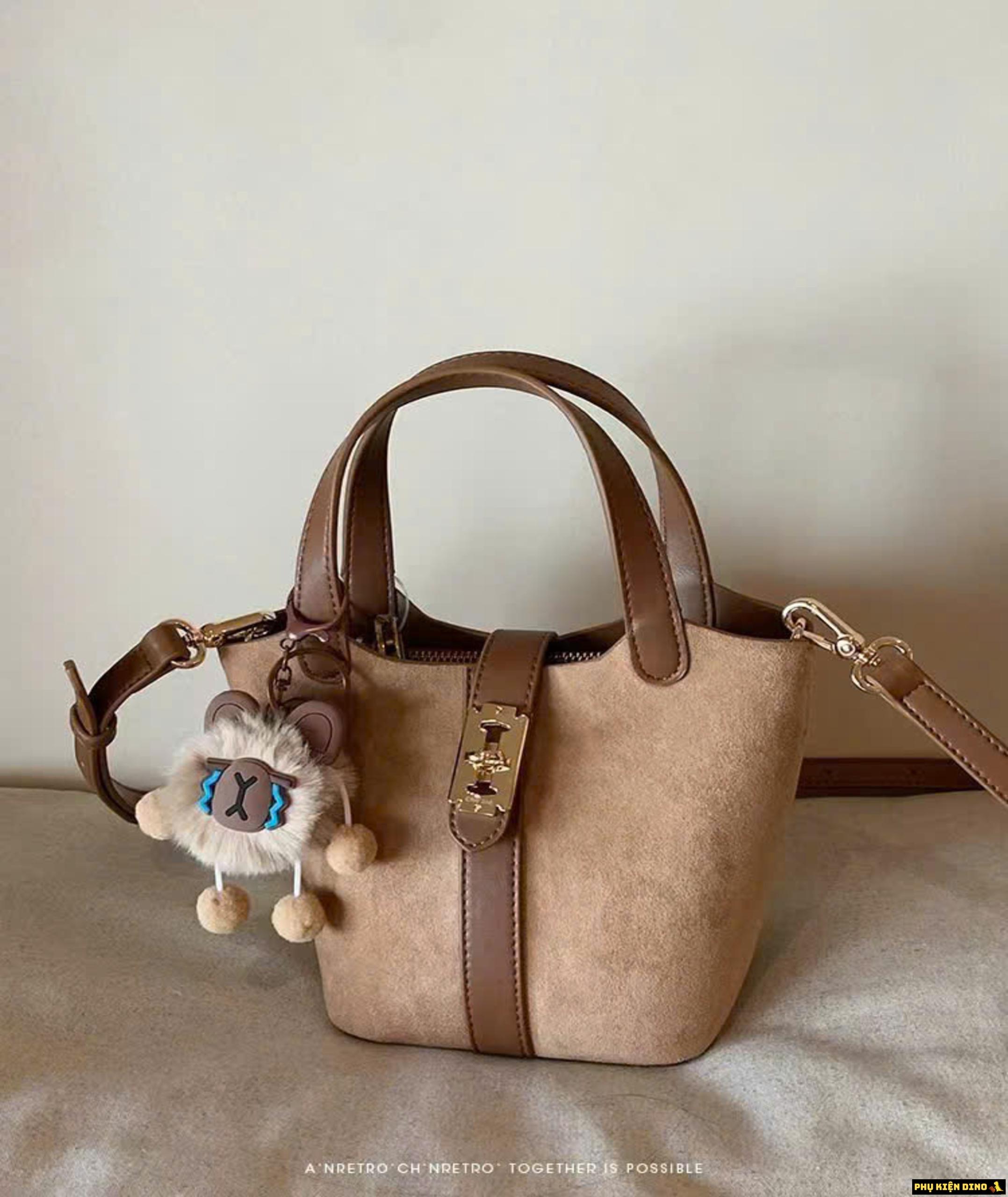 Túi Giỏ Chio 2nd Da Lộn Kèm Charm Màu Nâu 2 Túi Chio 2nd Giỏ Kèm Móc Khóa Gấu
