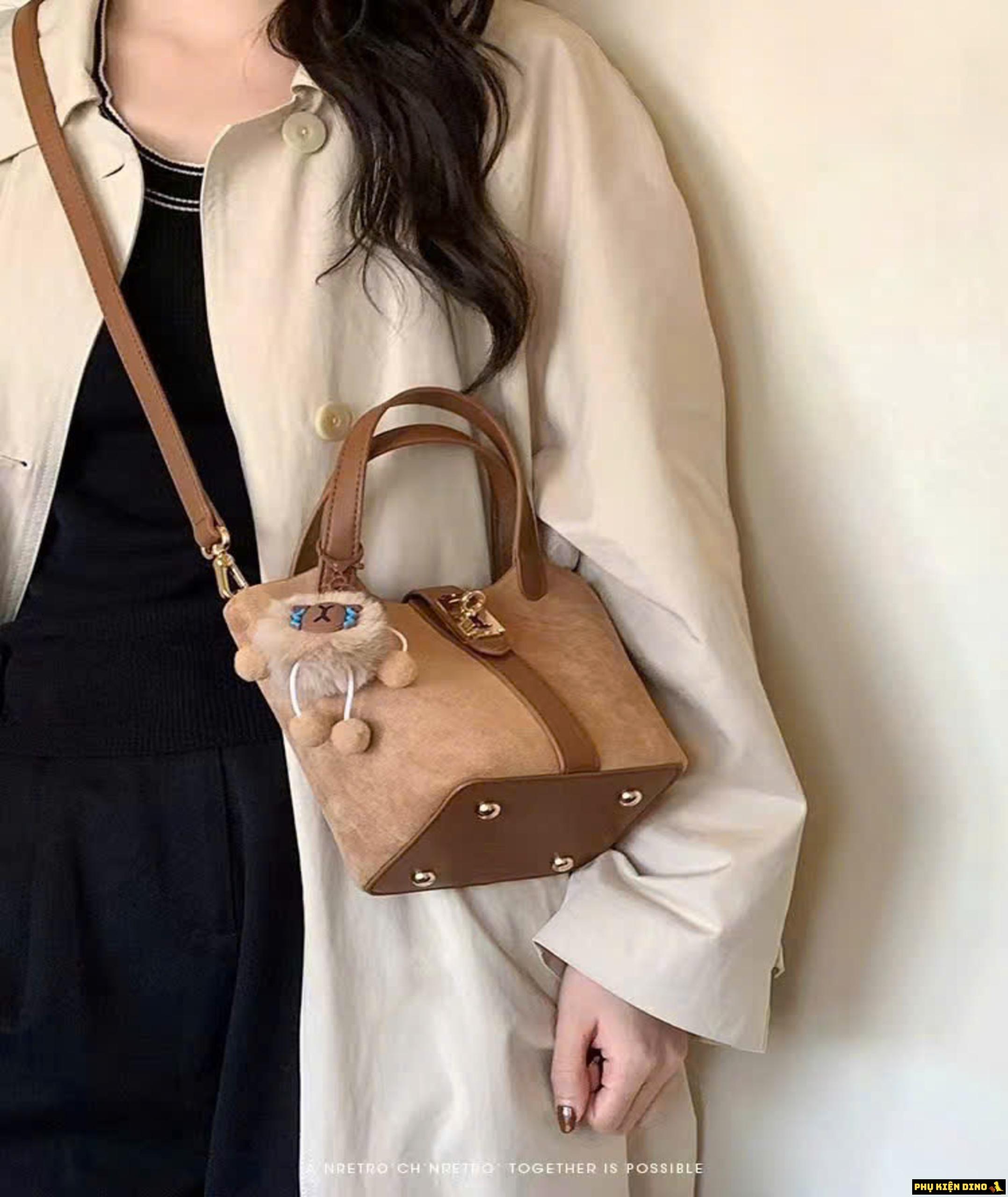 Túi Giỏ Chio 2nd Da Lộn Kèm Charm Màu Nâu 10 Túi Chio Giỏ Kèm Móc Khóa Gấu Màu Nâu