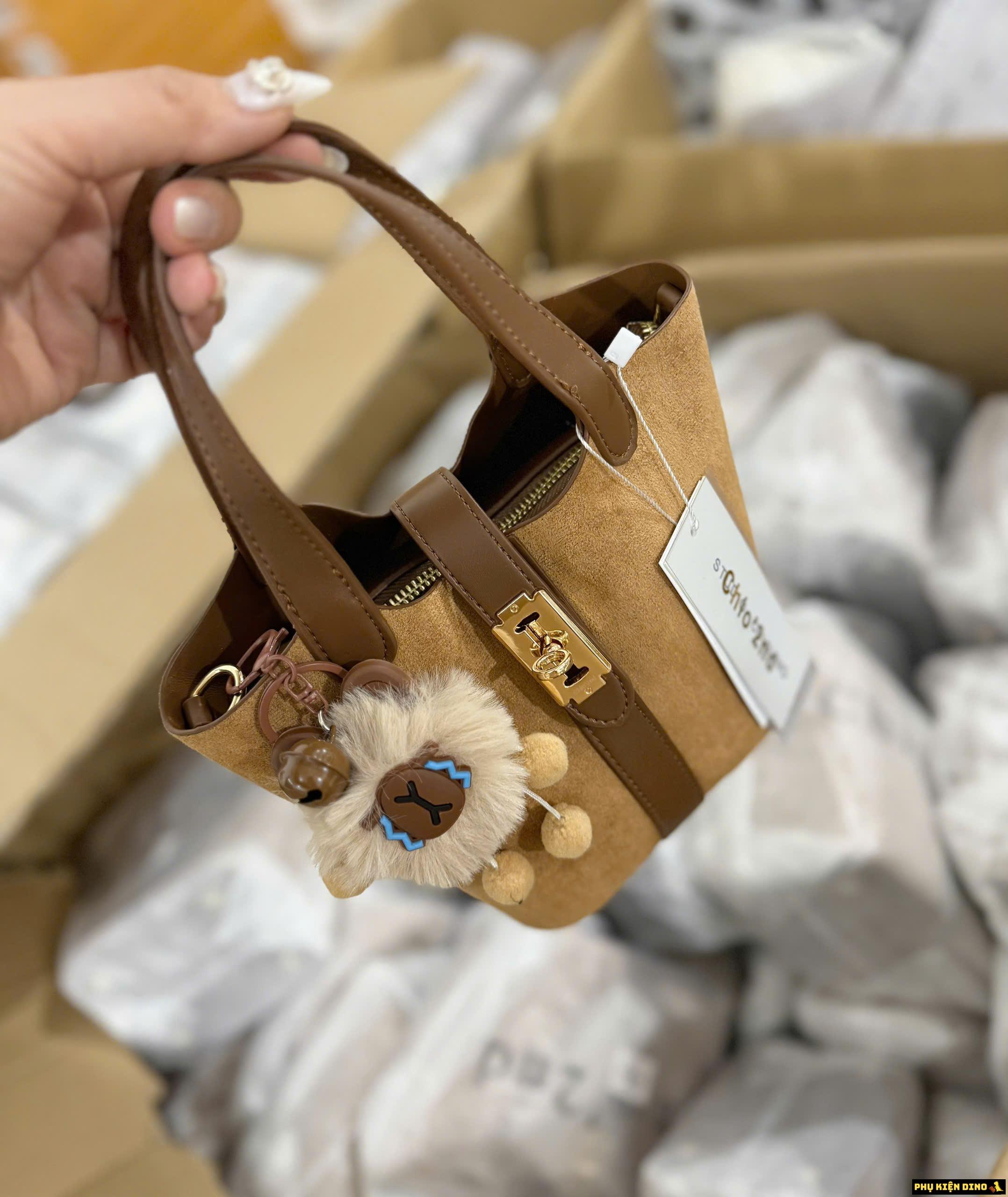 Túi Giỏ Chio 2nd Da Lộn Kèm Charm Màu Nâu 9 Túi Chio Giỏ Kèm Móc Khóa Gấu