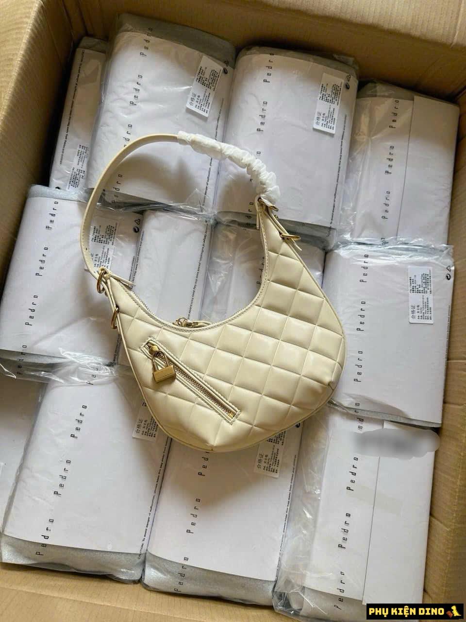 Túi Charles & Keith CNK Swing Padlock Quilted Crescent Bag 7 Túi CNK Swing Padlock Quilted Crescent White Cream Bag