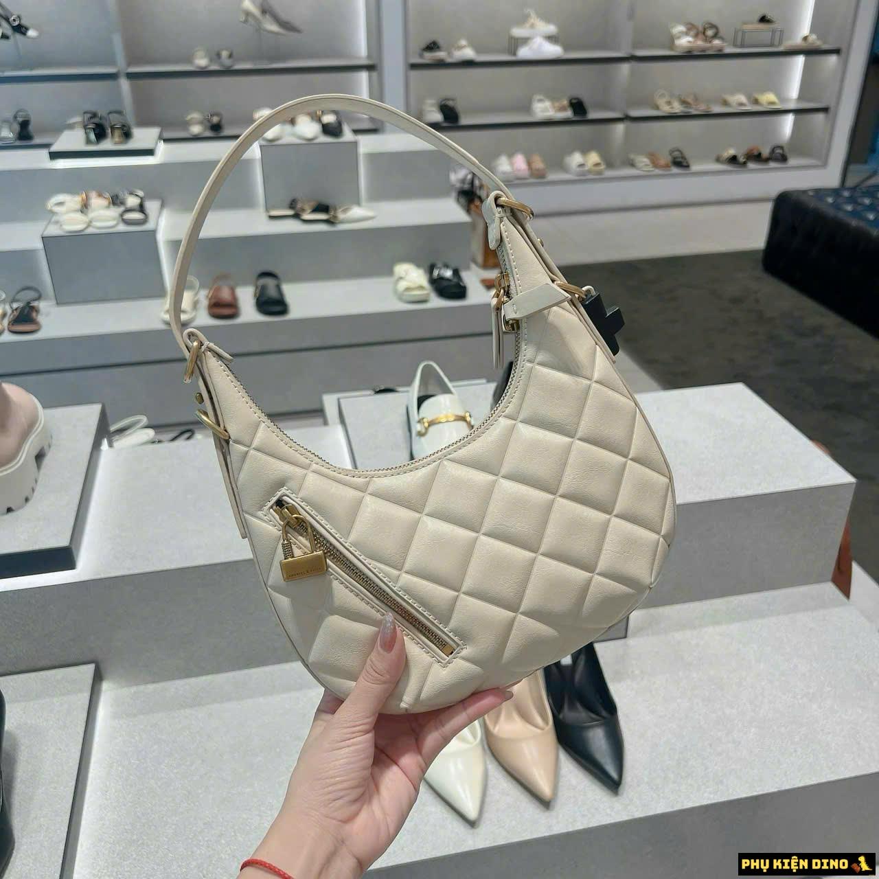 Túi Charles & Keith CNK Swing Padlock Quilted Crescent Bag 2 Túi CNK Swing Padlock Quilted Crescent