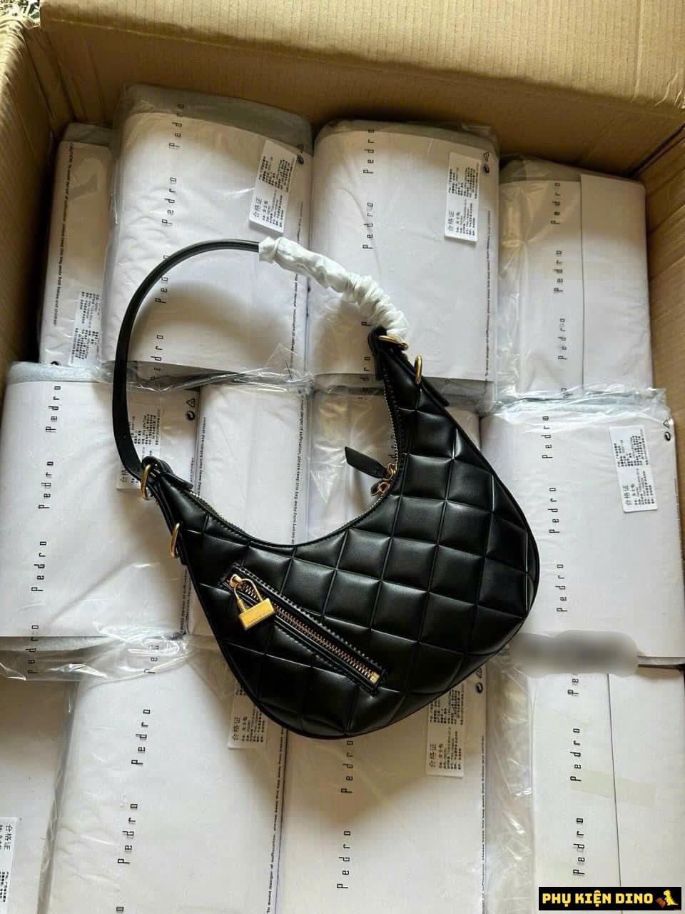 Túi Charles & Keith CNK Swing Padlock Quilted Crescent Bag 6 Túi CNK Trần Trám Màu Đen Hình Thật