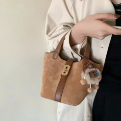 Túi Giỏ Chio 2nd Da Lộn Kèm Charm Màu Nâu