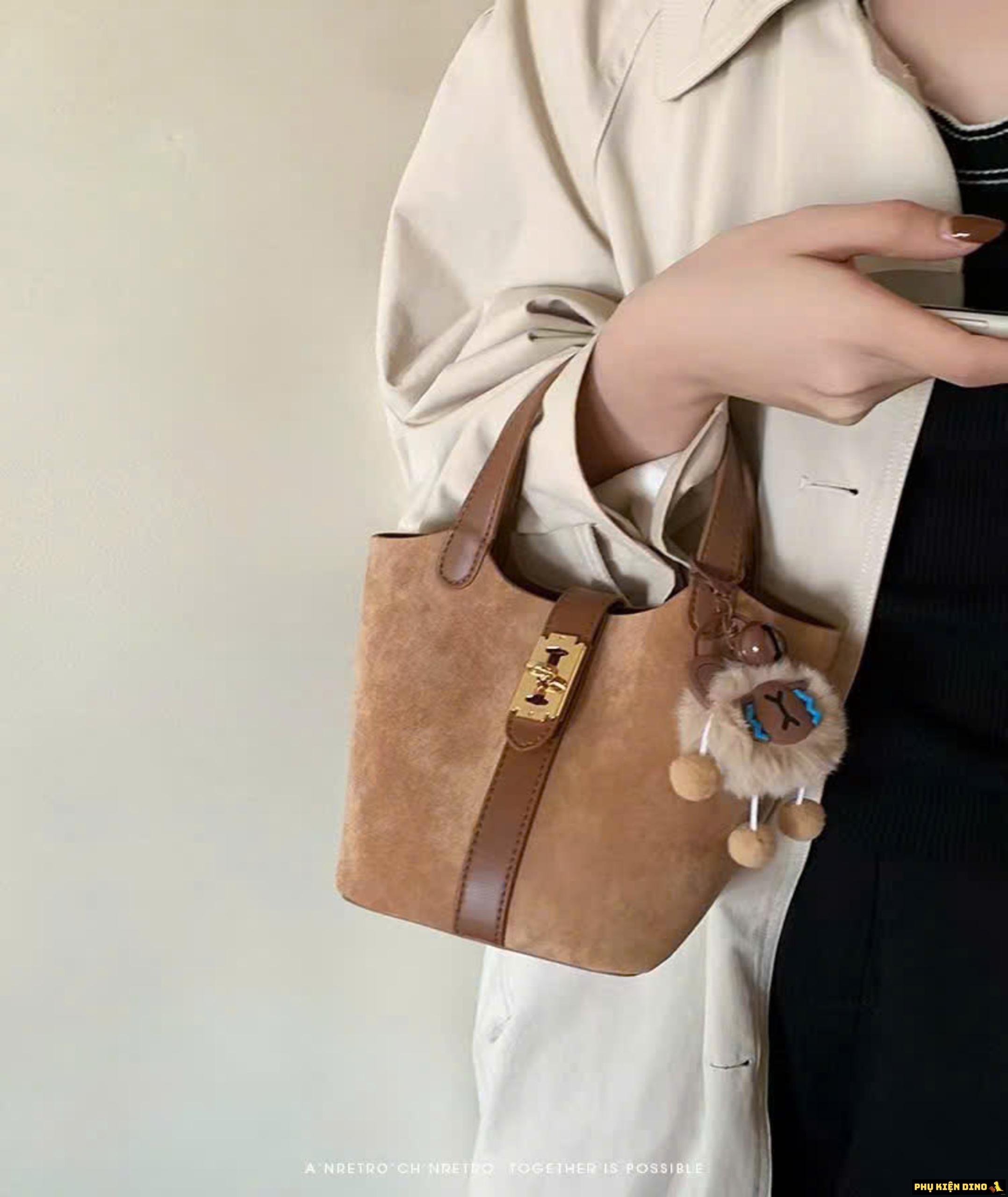 Túi Giỏ Chio 2nd Da Lộn Kèm Charm Màu Nâu 1 Túi Giỏ Chio 2nd Da Lộn Kèm Charm Màu Nâu