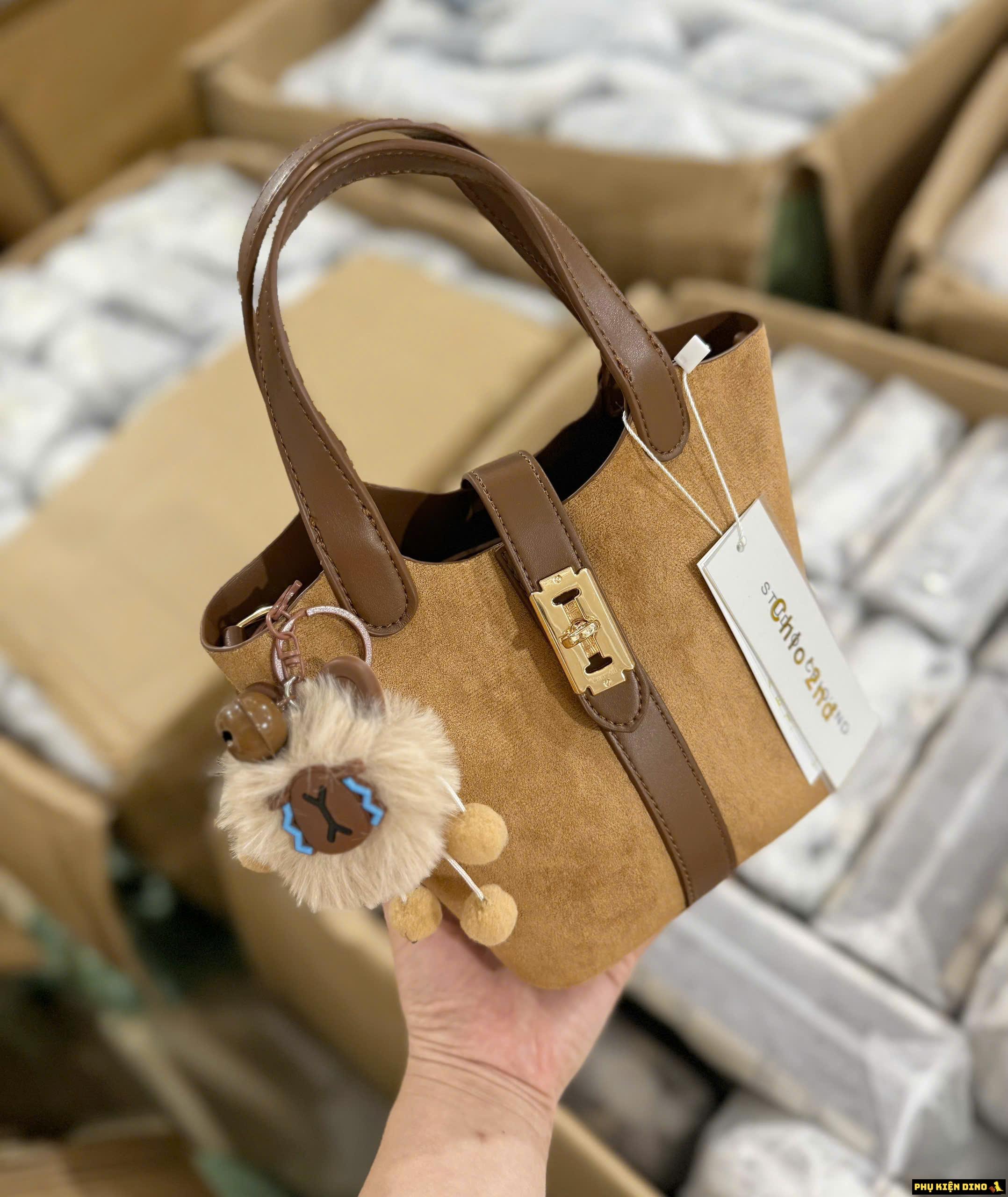 Túi Giỏ Chio 2nd Da Lộn Kèm Charm Màu Nâu 6 Túi Giỏ Chio 2nd Da Lộn Nâu