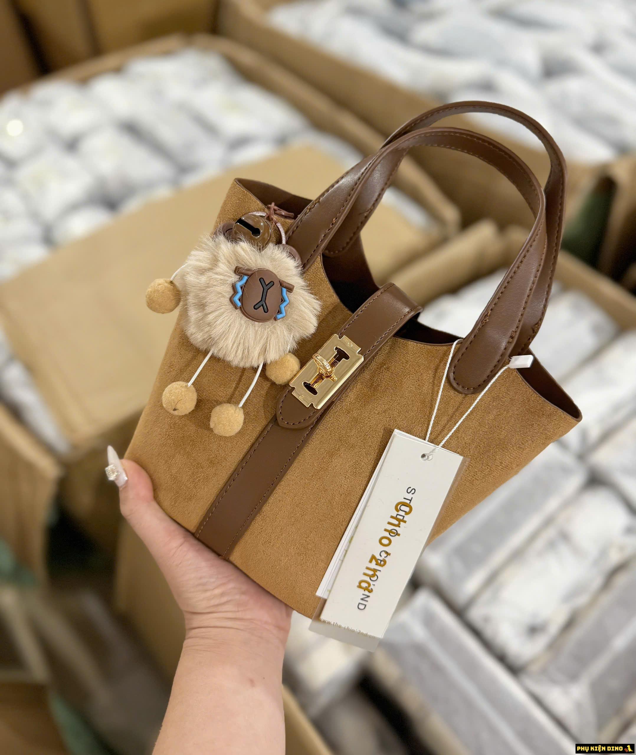 Túi Giỏ Chio 2nd Da Lộn Kèm Charm Màu Nâu 5 Túi Giỏ Chio 2nd Da Lộn