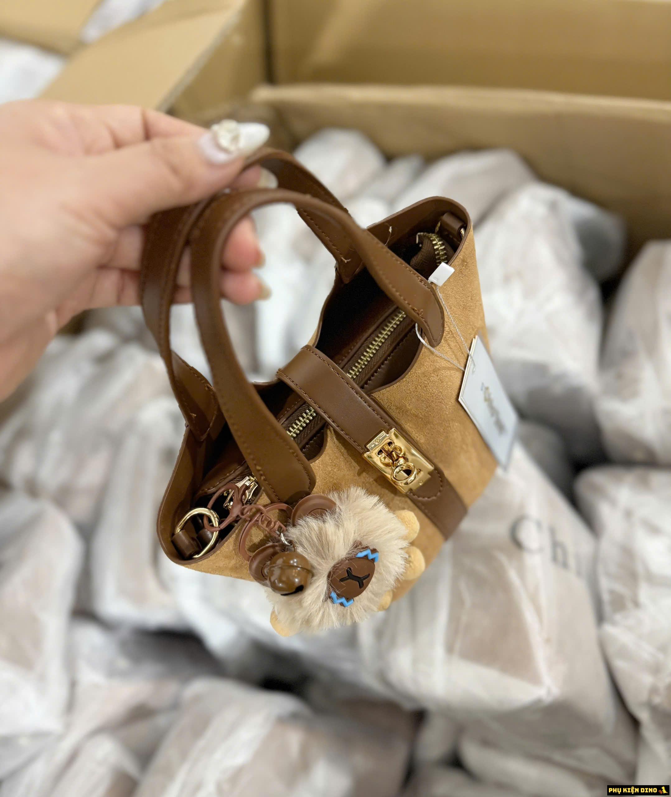 Túi Giỏ Chio 2nd Da Lộn Kèm Charm Màu Nâu 4 Túi Giỏ Chio 2nd Kèm Móc Khóa Gấu