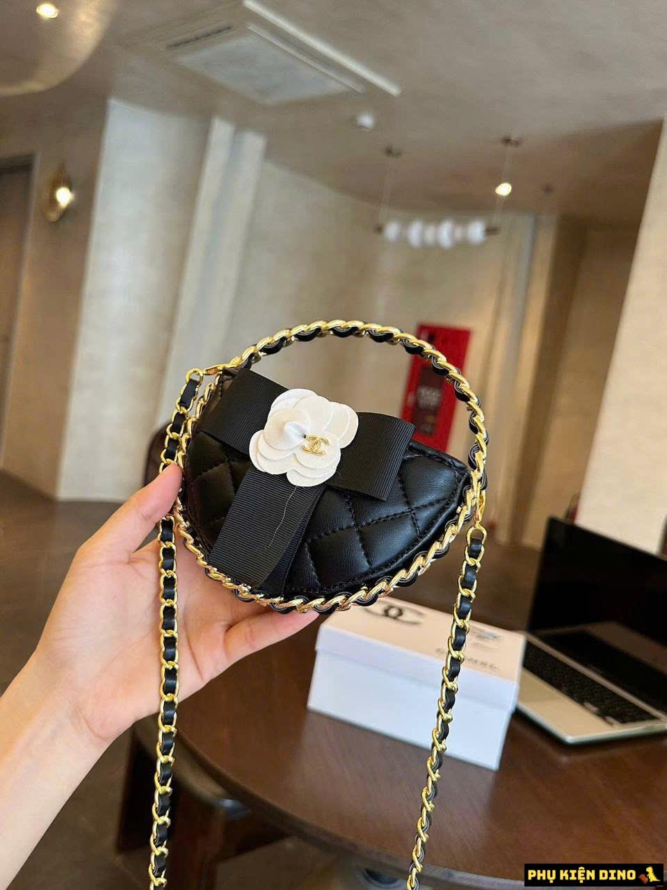 Túi Xách Chanel 23k Hula Hoop Màu Trắng Đen Hoa Trà 8 Túi Xách Chanel 23k Hula Hoop Màu Đen Hoa Trà