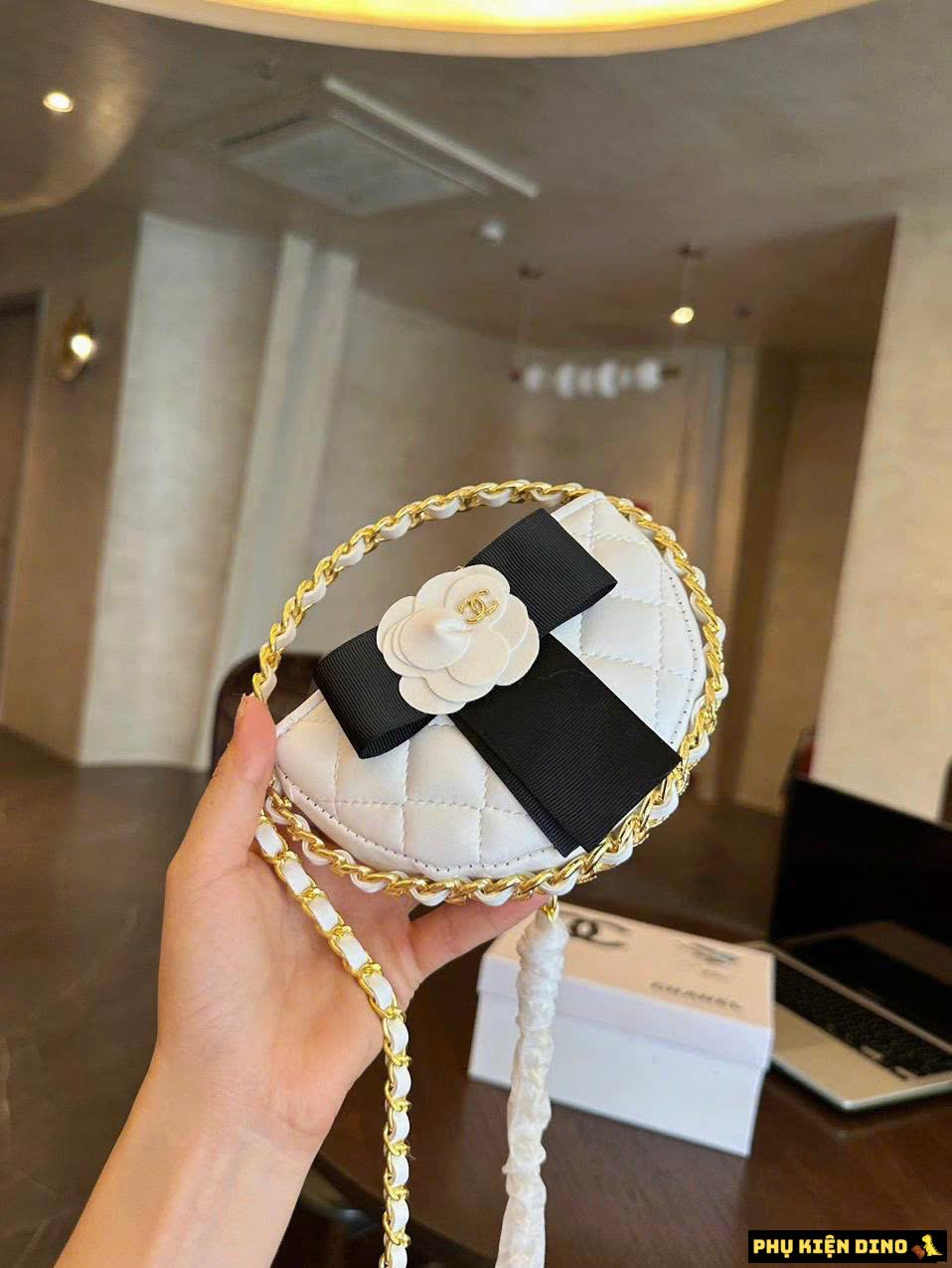 Túi Xách Chanel 23k Hula Hoop Màu Trắng Đen Hoa Trà 6 Túi Xách Chanel 23k Hula Hoop Màu Trắng Hoa Trà