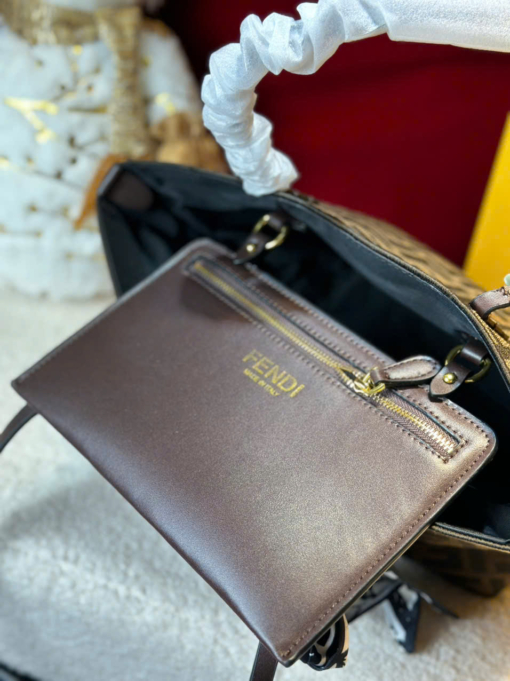Bên Trong Túi Fendi Công Sở Nữ