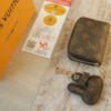 Bộ Quà Tặng Louis Vuitton LV Saumur BB Monogram Fullbox 14 Móc Khóa và Ví Louis Vuitton LV Saumur Màu Nâu