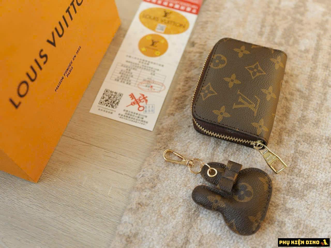 Bộ Quà Tặng Louis Vuitton LV Saumur BB Monogram Fullbox 7 Móc Khóa và Ví Louis Vuitton LV Saumur Màu Nâu