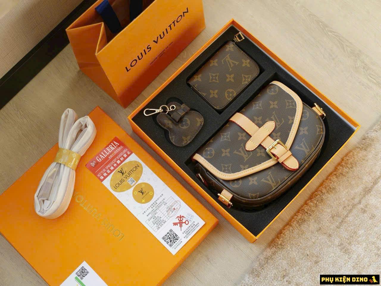 Bộ Quà Tặng Louis Vuitton LV Saumur BB Monogram Fullbox 2 Túi Ví Móc Khóa Louis Vuitton LV Saumur BB Màu Nâu