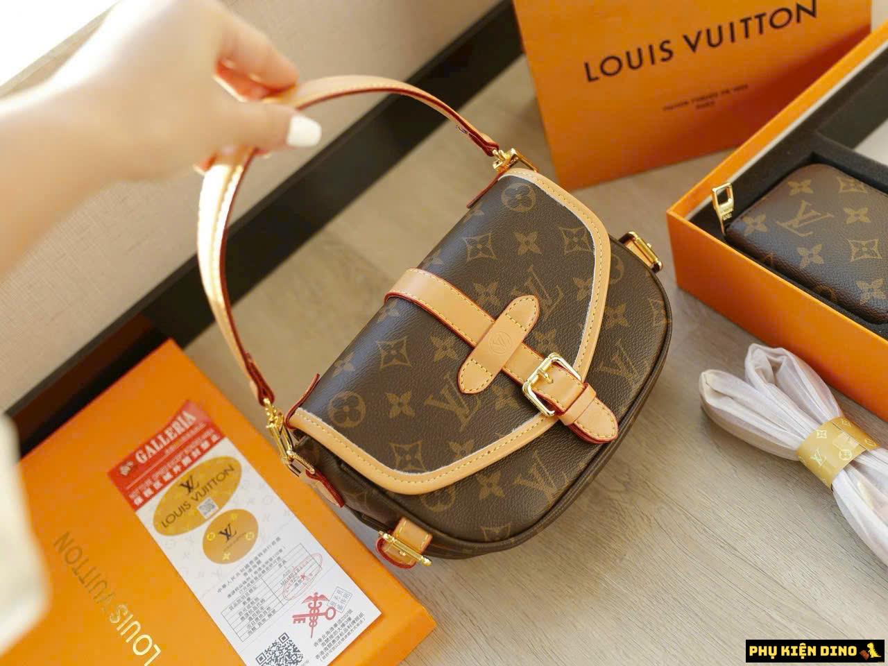 Bộ Quà Tặng Louis Vuitton LV Saumur BB Monogram Fullbox 3 Túi Ví Móc Khóa Louis Vuitton LV Saumur