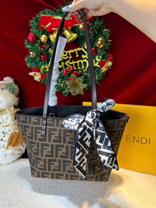 Túi Xách Nữ Công Sở Fendi Size 25 Fullbox Kèm Khăn