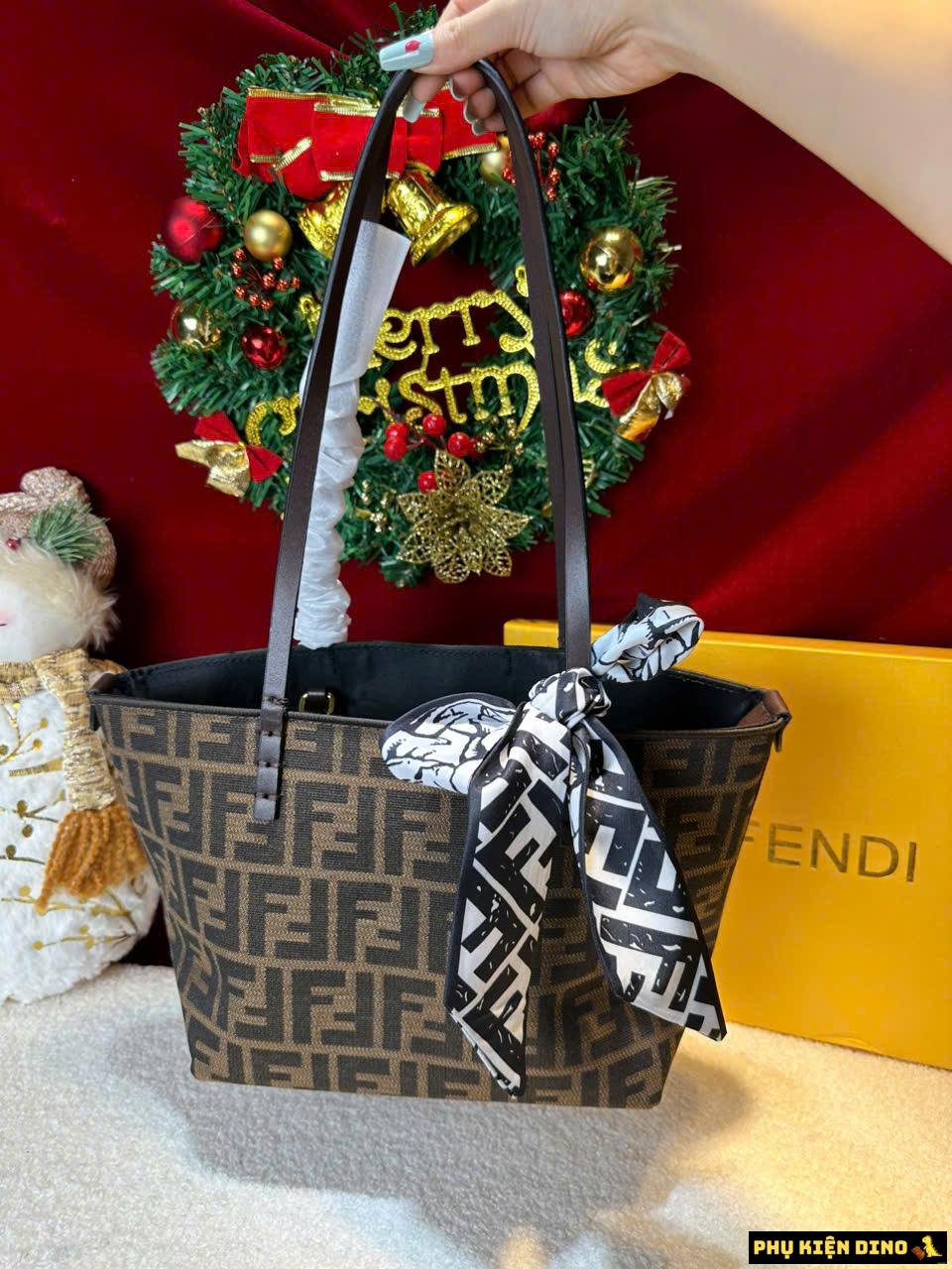 Túi Xách Nữ Công Sở Fendi Size 25 Fullbox Kèm Khăn 1 Túi Xách Nữ Công Sở Fendi Size 25 Fullbox Kèm Khăn