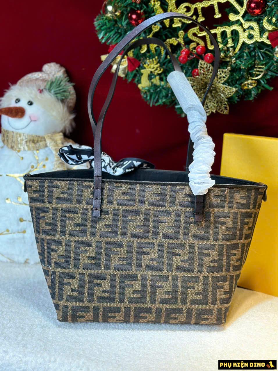 Túi Xách Nữ Công Sở Fendi Size 25 Fullbox Kèm Khăn 3 Túi Xách Nữ Công Sở Fendi Size 25 Fullbox