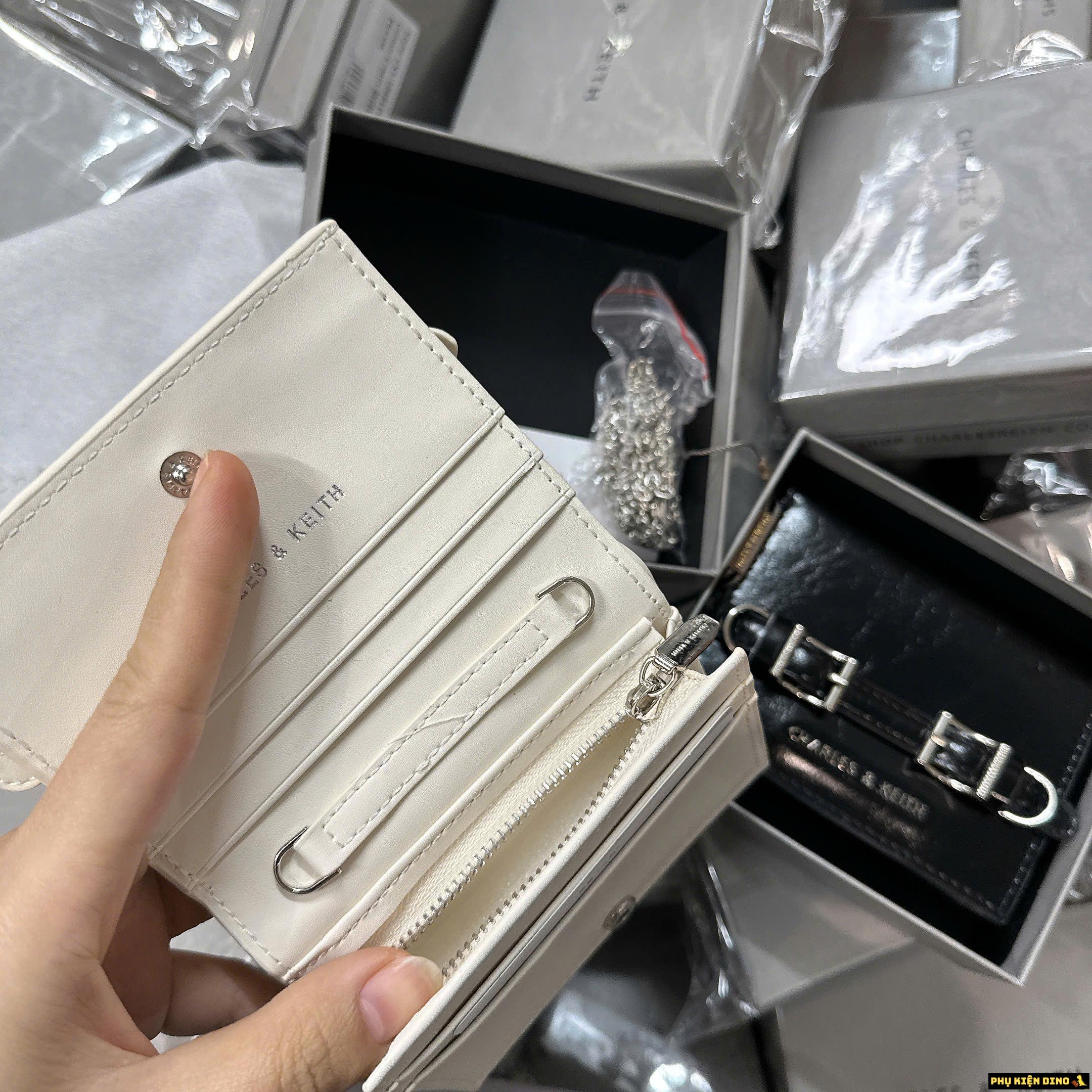 Ví Ngắn CNK Sloane Metallic Chain-Handle Đen Bạc Kèm Dây Đeo 5 Ví Charles & Keith CNK Có Dây Đeo Màu Kem