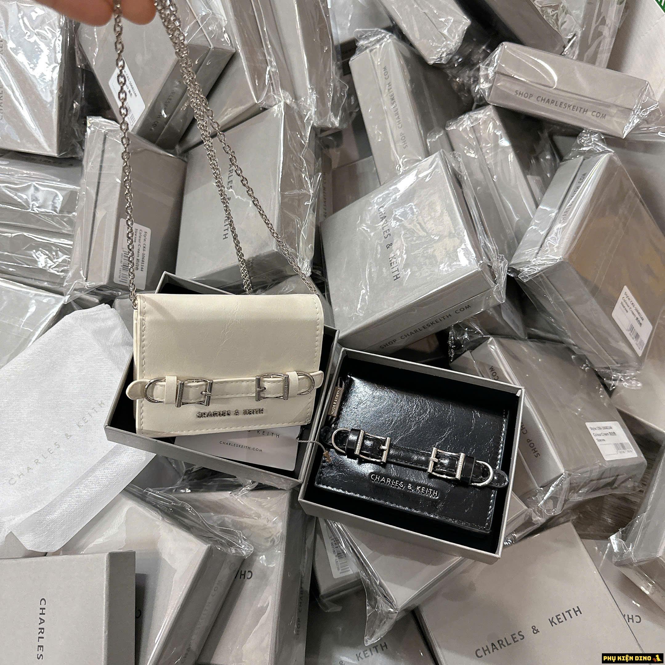 Ví Ngắn CNK Sloane Metallic Chain-Handle Đen Bạc Kèm Dây Đeo 6 Ví CNK Màu Đen Da