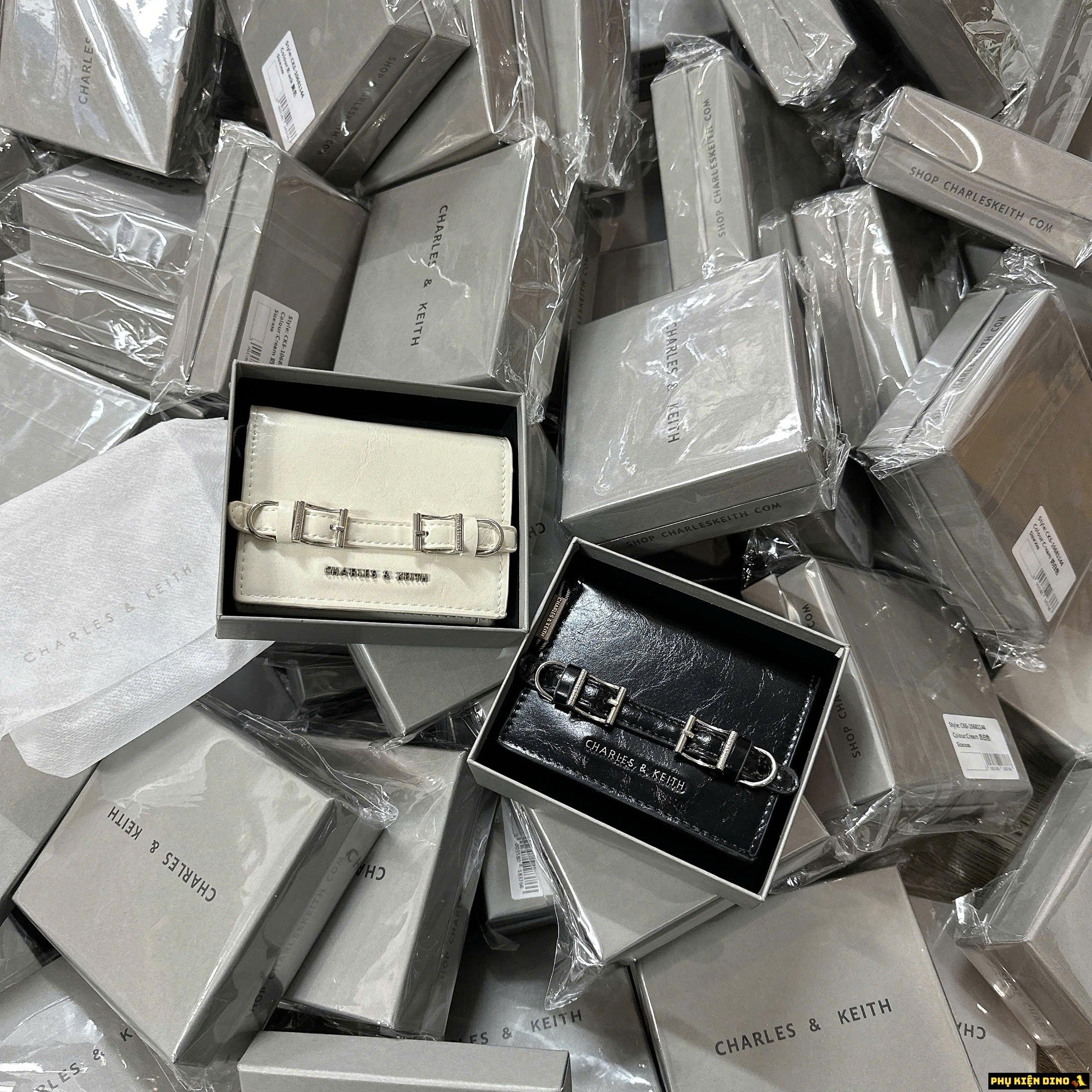 Ví Ngắn CNK Sloane Metallic Chain-Handle Đen Bạc Kèm Dây Đeo 7 Ví Ngắn CNK Sloane Có Dây Đeo