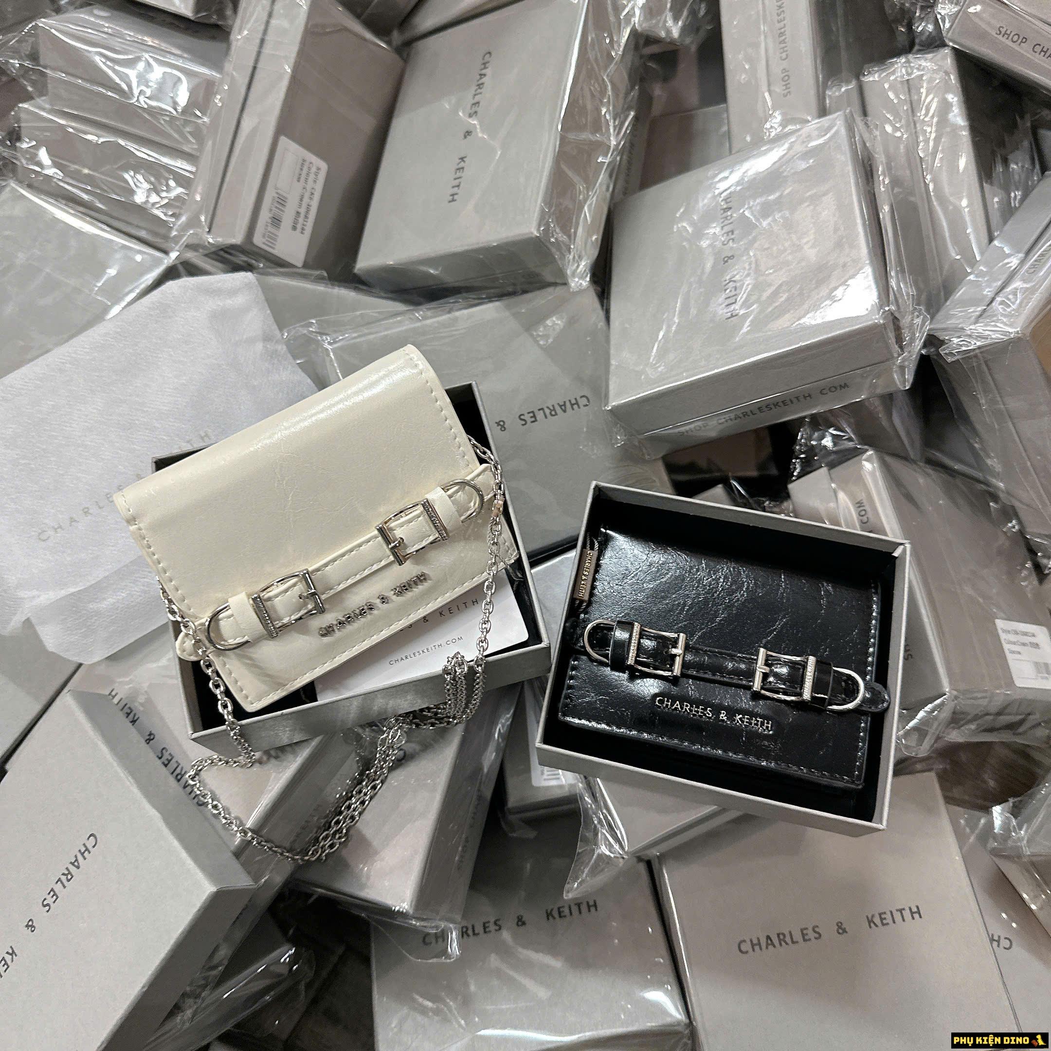 Ví Ngắn CNK Sloane Metallic Chain-Handle Đen Bạc Kèm Dây Đeo 2 Ví Ngắn CNK Sloane Đen Kem Kèm Dây Đeo