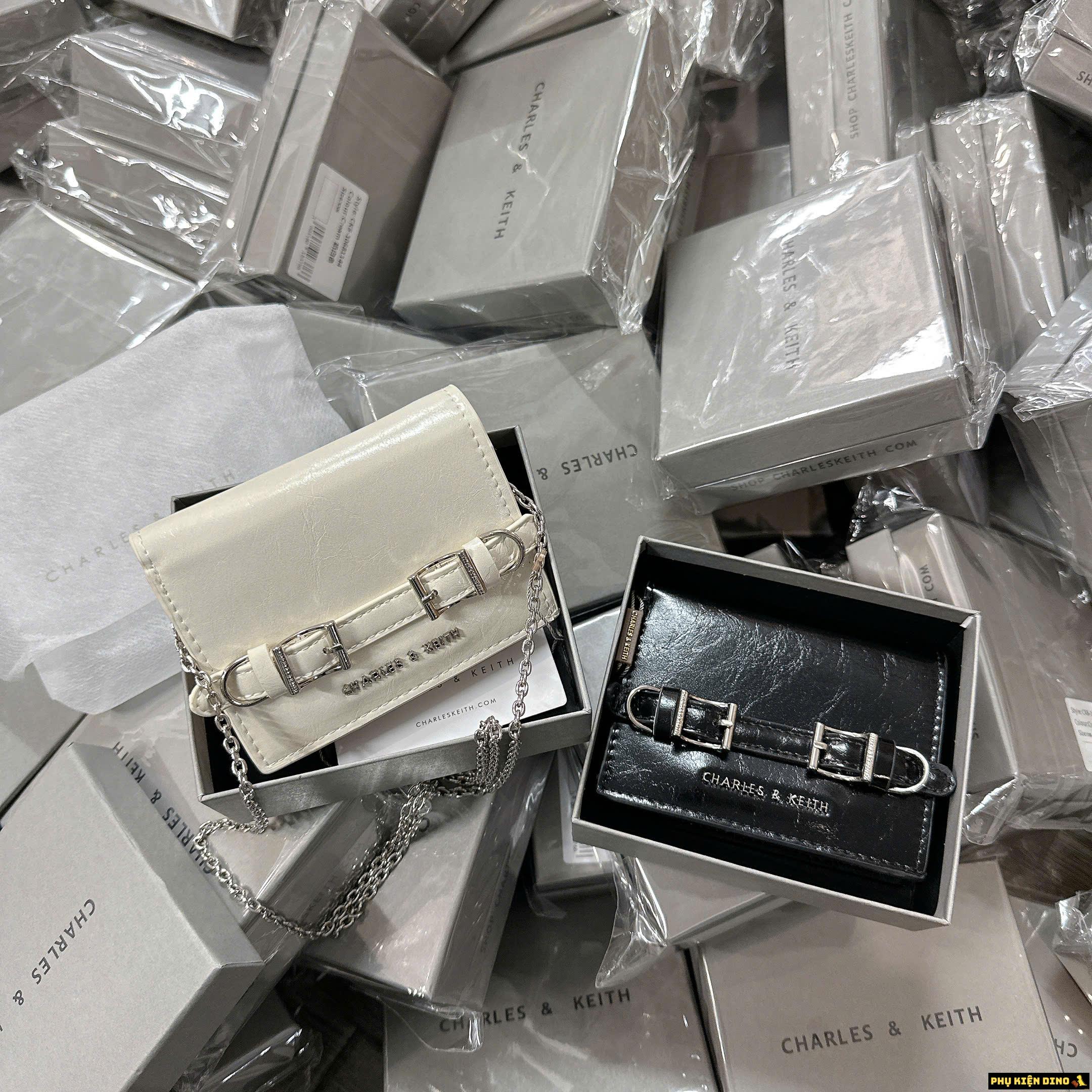 Ví Ngắn CNK Sloane Metallic Chain-Handle Đen Bạc Kèm Dây Đeo 4 Ví Ngắn CNK Sloane Metallic Chain-Handle Black Cream