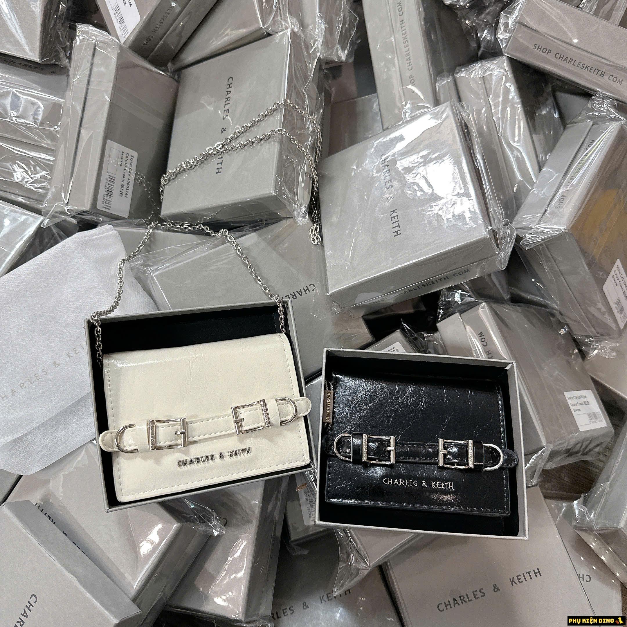 Ví Ngắn CNK Sloane Metallic Chain-Handle Đen Bạc Kèm Dây Đeo 3 Ví Ngắn CNK Sloane Metallic Chain-Handle Trắng Kem Đen