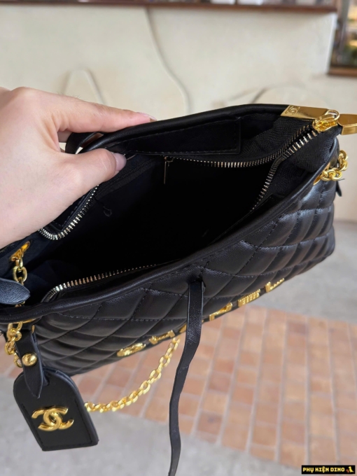 Bên Trong Túi Chanel Black Bag