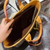 Bên Trong Túi LV Tote Cỡ Lớn Họa Tiết