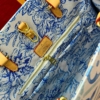 ben trong tui tote louis vuitton lv onthego blue