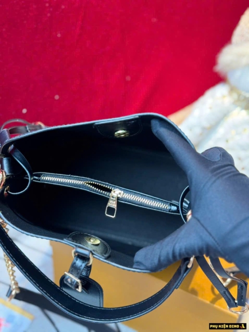 ben trong tui lv louis vuitton leather black