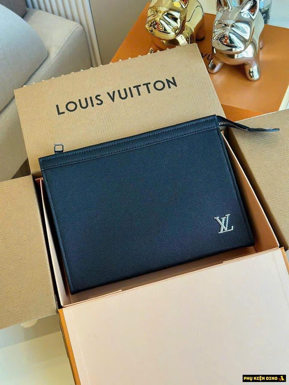 Túi Cầm Tay Nam Louis Vuitton LV Pochette Voyage Taiga Black M30450