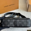 Túi Louis Vuitton District PM Messenger Bag 15 Mặt Đáy Túi LV District PM Messenger