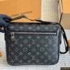 Mặt sau Túi Louis Vuitton District PM Messenger Màu Đen