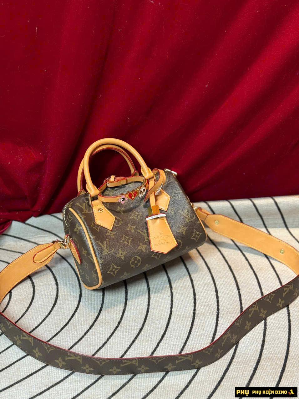 Túi Đeo Chéo Louis Vuitton Speedy 20 Monogram Charm Panda Vip Túi Đeo Chéo Louis Vuitton Speedy 20 Monogram Charm Panda Vip