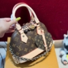 Túi Xách Nữ Louis Vuitton LV Hến Alma BB Charm Heart Fullbox Size 20 27 Túi Đeo Chéo LV Hến Màu Nâu Size 20 Fullbox Sang Trọng