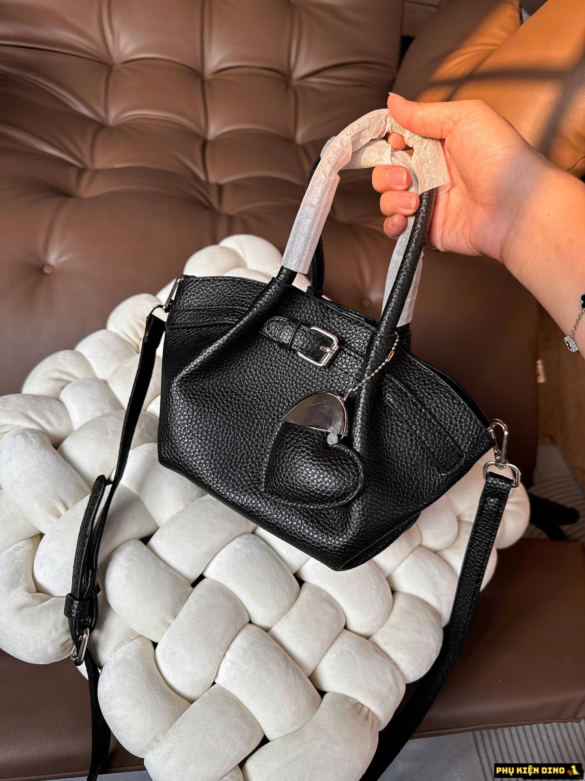 Túi Xách Nữ Dáng Giỏ Màu Đen Size 20 Kèm Charm Tim Và Túi Nhỏ 11 Túi Đeo Vai Dáng Giỏ Màu Đen Size 20 Da Sần Kèm Túi Nhỏ