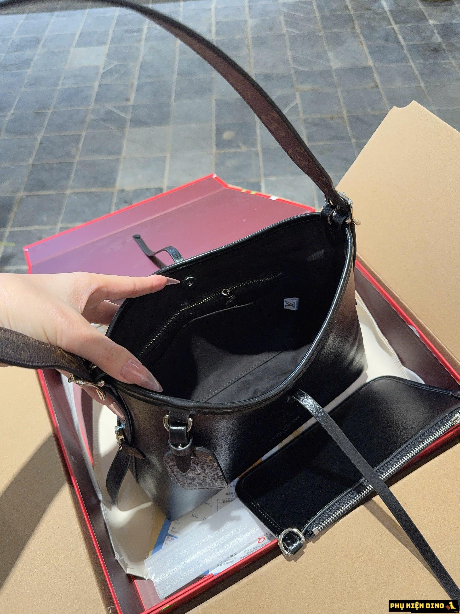 Túi Louis Vuitton CarryAll Shoulder Bag In Leather Black Fullbox Size 25 Size 29 8 Túi Louis Vuitton CarryAll Shoulder Bag Màu Đen Size 25 Kèm Ví Nhỏ